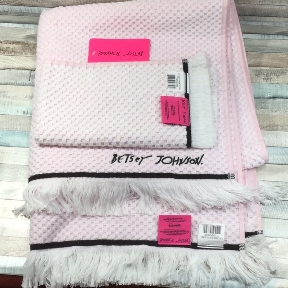 Betsey Johnson LIV Pink Black Towel Set NEW!